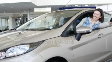Mutlu kadın göstermek yeni arabasını anahtar. Otomatik iş, araba Satılık, teknoloji ve insan kavramı - auto göstermek ya da salon araba satıcısı ile mutlu erkek