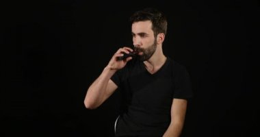 duman e-sigara ile büyük bulutlar exhaling genç vaper adam