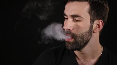 Adam vaping elektronik sigara. Siyah arka plan üzerine izole