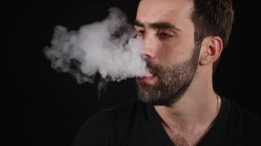 Adam bir E-Sigara Buhar bulut üfleme