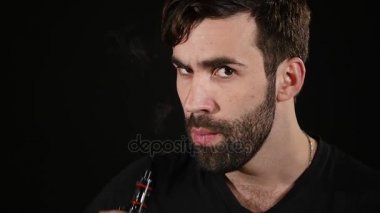 duman e-sigara ile büyük bulutlar exhaling genç vaper adam