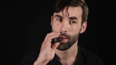 duman e-sigara ile büyük bulutlar exhaling genç vaper adam