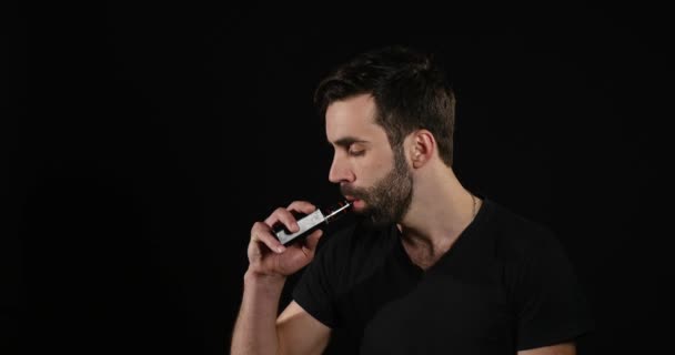 Молодой человек парится с электронным браслетом и создает дымовые облака — стоковое видео
