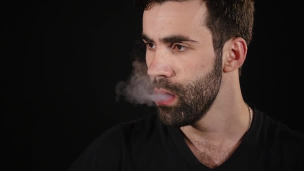 Uomo che soffia nube di vapore da una sigaretta elettronica — Video Stock