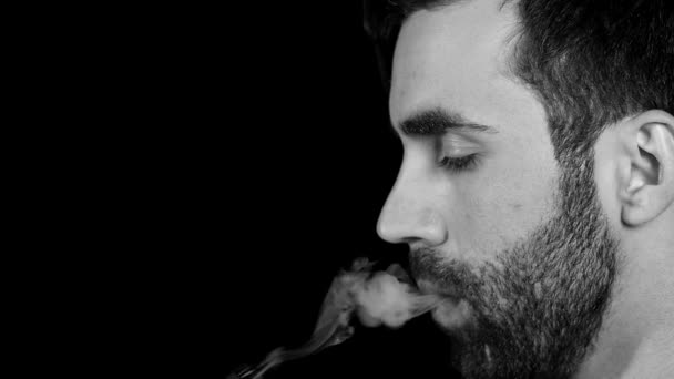 Dampfender Mann mit einem Mod. eine Dampfwolke. schwarzer Hintergrund schwarz und weiß — Stockvideo