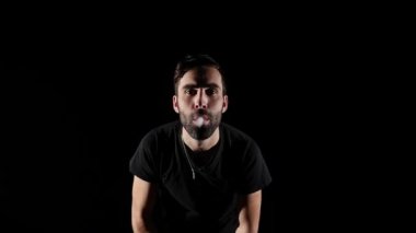 duman e-sigara ile büyük bulutlar exhaling genç vaper adam