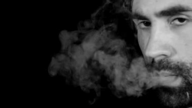 bir mod tutarak vaping adam. Buhar bulutu. Siyah arka plan siyah ve beyaz