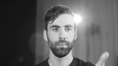 bir mod tutarak vaping adam. Buhar bulutu. Siyah arka plan siyah ve beyaz