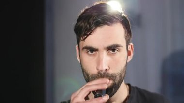 Beyaz duman siyah arka plan üzerinde yüzen