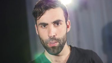 bir adam vaping elektronik sigara Close-Up