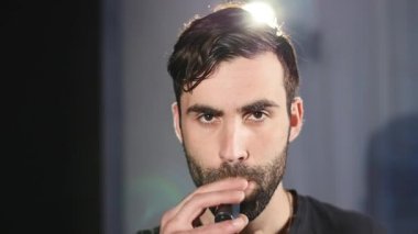 bir adam vaping elektronik sigara Close-Up