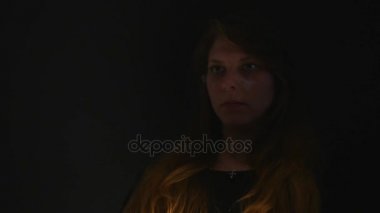 Genç güzel esmer kadın sigara, vaping e-sigara dumanlı siyah arka plan üzerine