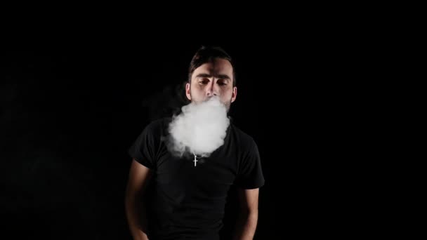 Joven vaper hombre exhalando grandes nubes de humo con e-cigarrillo — Vídeos de Stock