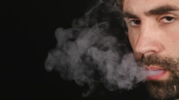 Μεγέθυνση του ένα άνθρωπος vaping ένα ηλεκτρονικό τσιγάρο — Αρχείο Βίντεο