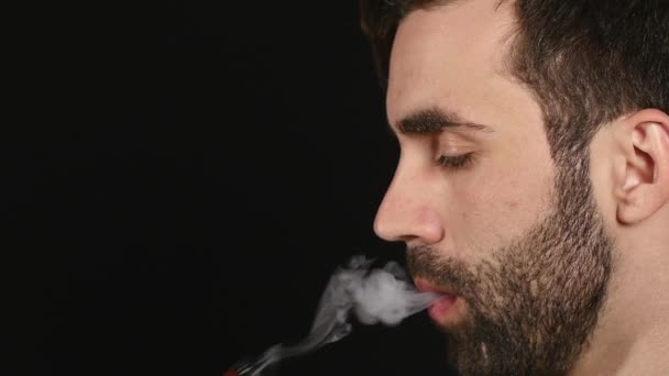 Close-up de um homem vaporizando um cigarro eletrônico — Vídeo de Stock