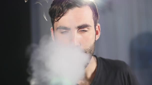 Gros plan d'un homme vaporisant une cigarette électronique — Video
