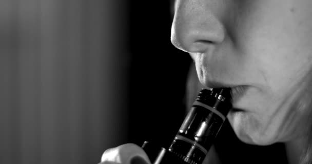 Close-up van mond vrouw roken e-sigaret met de rook — Stockvideo