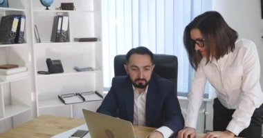 Ofiste çalışan iki başarılı iş ortağının görüntüsü