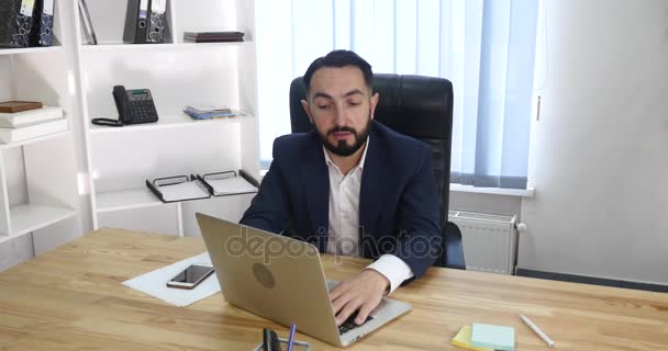 Imagem de dois parceiros de negócios bem sucedidos que trabalham na reunião no escritório — Vídeo de Stock