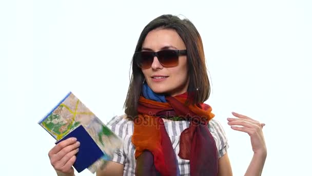 Ευτυχισμένη γυναίκα τουριστικά ταξίδια κατέχουν διαβατήριο και χάρτη που απομονώνονται σε λευκό φόντο — Αρχείο Βίντεο