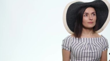 Tatil seçim. Seyahat kavramı. Stüdyo pasaport tutan düşünceli genç ve güzel kadın portresi. Beyaz arka plan üzerinde izole