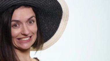 şapkalı genç brunet kadın portresi