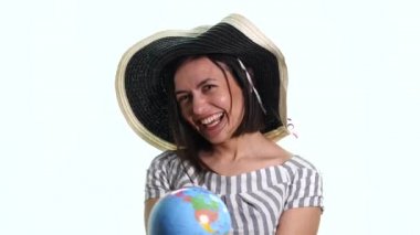 Genç gülümseyen kadın dünya ile mutlu esmer kadın seçim seyahat