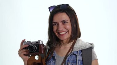 Genç ve güzel kadın fotoğrafçı ile eski vintage fotoğraf makinesi fotoğraf, beyaz arka plan üzerinde atış stüdyo çekimi. Vintage fotoğraf makinesi kullanan güzel neşeli kız