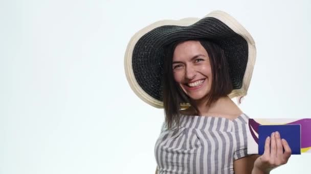 Портрет счастливой туристки с паспортом на отдыхе на белом фоне — стоковое видео