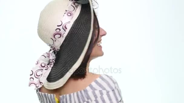 Ευτυχισμένη γυναίκα τουριστικά που απομονώνονται σε λευκό φόντο — Αρχείο Βίντεο