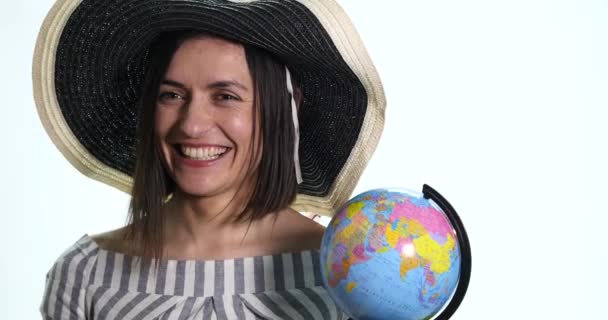 Mujer joven girando un globo, decidiendo a dónde ir de vacaciones — Vídeos de Stock