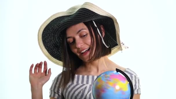 Mujer joven girando un globo, decidiendo a dónde ir de vacaciones — Vídeos de Stock