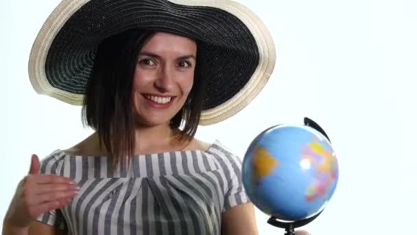 Молодые улыбающиеся женщины с глобусом, счастливая брюнетка женщина выбрать путешествие — стоковое видео
