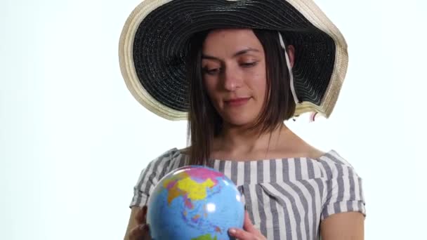 Jóvenes mujeres sonrientes con globo, mujer morena feliz elegir viaje — Vídeos de Stock