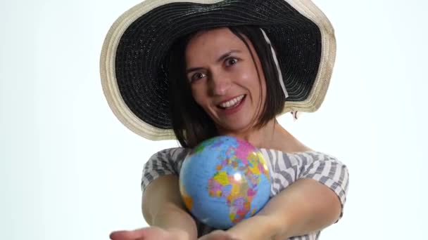 Vrouw met globe geïsoleerd witte achtergrond — Stockvideo