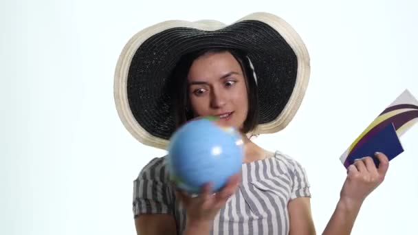 Žena držící glóbus, samostatný bílé pozadí — Stock video