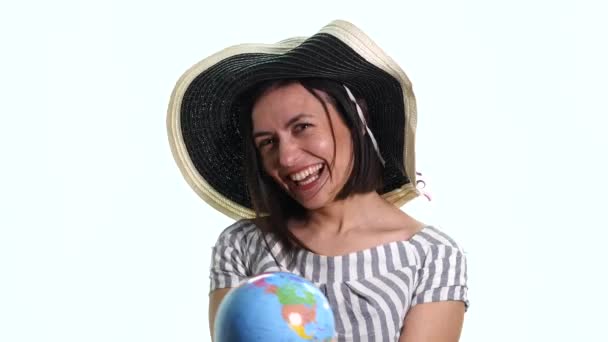 Jóvenes mujeres sonrientes con globo, mujer morena feliz elegir viaje — Vídeos de Stock