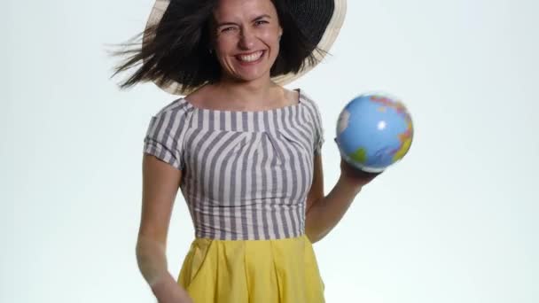 Женщина-исследователь с глобусом в руках - изолированная — стоковое видео