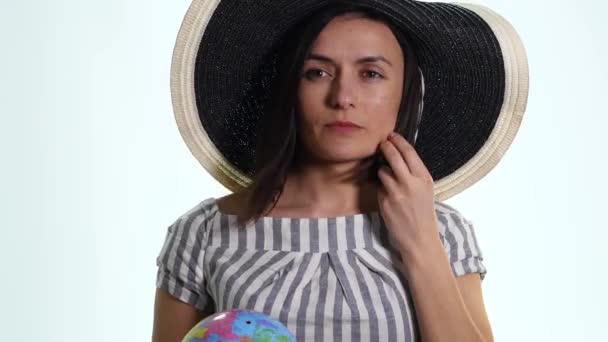 Donna che tiene globo isolato sfondo bianco — Video Stock