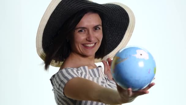 Mujer sosteniendo globo aislado fondo blanco — Vídeos de Stock