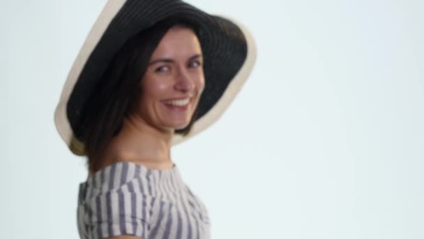 Жінка тримає глобус ізольований білий фон — стокове відео