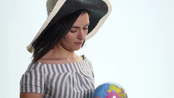 Жінка-дослідник з глобусом в руках - ізольована — стокове відео