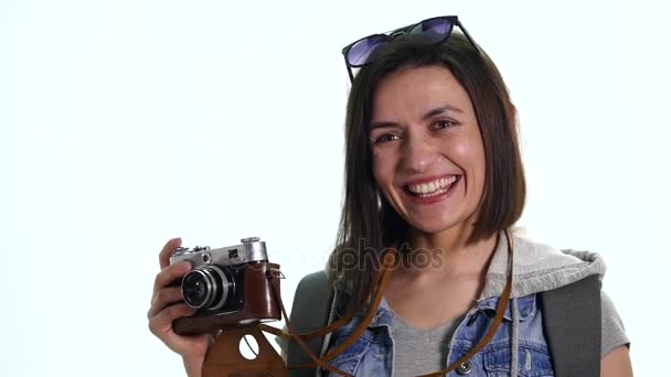 Feliz viaje chica joven tomando foto aislado sobre fondo blanco — Vídeo de stock