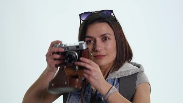 Joyeux voyage jeune fille prenant des photos isolé sur fond blanc — Video