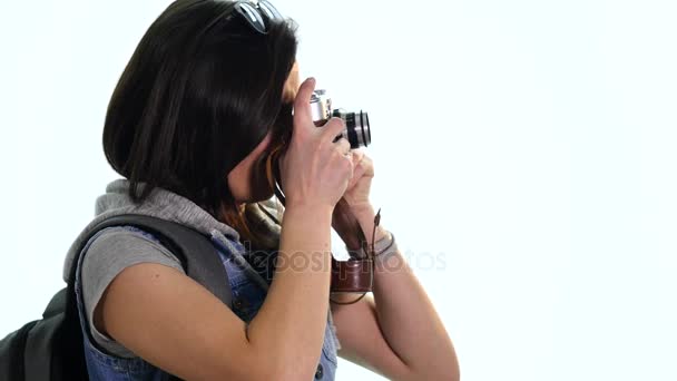 Feliz viaje chica joven tomando foto aislado sobre fondo blanco — Vídeos de Stock