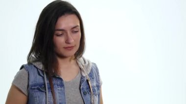 sırt çantası ve güneş gözlüğü ile kadın