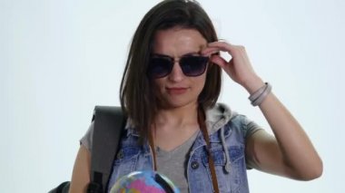 Nereye gitmek istiyor globe adlı işaret gülümseyen güzel kadın