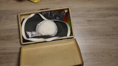 Bavulun içinde pasaport ellerini. Harita ve pasaport dökmeyin. Tatil sezonu. Kadın uçuş için hazır hale getirilir