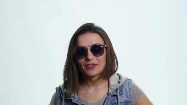 Krásná a Funny Girl Hammingova kameru na bílém pozadí — Stock video