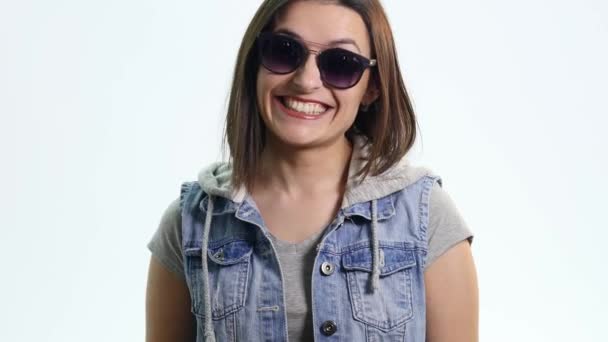 Žena na bílém pozadí s sluneční brýle — Stock video